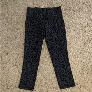Athleta salutation II Capri leggings